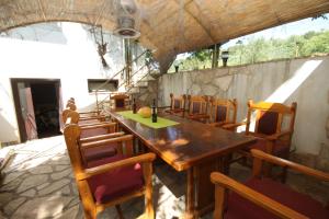 una sala da pranzo con un lungo tavolo e sedie di Apartment Stari Grad 8780b a Stari Grad (Cittavecchia)