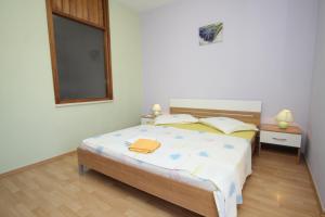 una camera con un letto e una finestra di Apartment Stari Grad 8780b a Stari Grad (Cittavecchia)