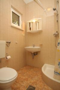 bagno con servizi igienici e lavandino di Apartment Stari Grad 8780b a Stari Grad (Cittavecchia)