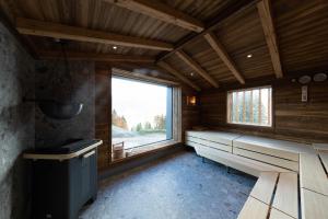 Zimmer mit Bänken und Fenster in einer Hütte in der Unterkunft Köpfle Alpe in Balderschwang