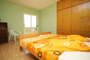 スタリー・グラードにあるApartment Stari Grad 8780cのベッドルーム1室(花の咲く黄色い毛布付きのベッド1台付)