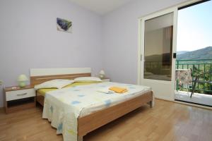 sypialnia z łóżkiem i dużym oknem w obiekcie Apartments with a parking space Stari Grad, Hvar - 8780 w mieście Stari Grad