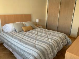 1 dormitorio con 1 cama grande y 2 almohadas en 3 Amplios ambientes excelente ubicacion-Avenida Corrientes Almagro- Cerca de todo en Buenos Aires