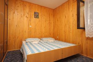 Postel nebo postele na pokoji v ubytování Apartments by the sea Kali, Ugljan - 345