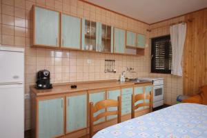 Kuchyň nebo kuchyňský kout v ubytování Apartments by the sea Kali, Ugljan - 345