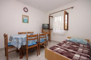 Postel nebo postele na pokoji v ubytování Apartments by the sea Kali, Ugljan - 345