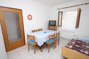 TV a/nebo společenská místnost v ubytování Apartments by the sea Kali, Ugljan - 345
