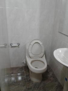 een badkamer met een toilet en een wastafel bij Casa entera, los clientes pueden usar todo el espacio y no tendrán que compartirlo con el anfitrión ni con otros huéspedes in Barrancabermeja