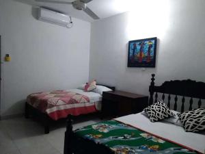 een slaapkamer met 2 bedden in een kamer bij Casa entera, los clientes pueden usar todo el espacio y no tendrán que compartirlo con el anfitrión ni con otros huéspedes in Barrancabermeja