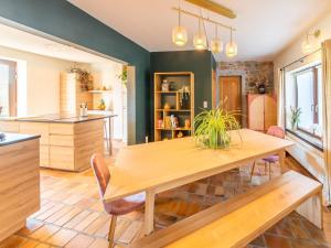 Il comprend une cuisine et une salle à manger avec une table en bois. dans l'établissement Stunning holiday home in Theux with sauna, à Theux