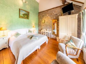 - une chambre avec un lit et des chaises dans l'établissement Stunning holiday home in Theux with sauna, à Theux