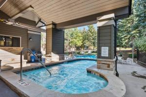 The swimming pool at or close to 125 Ridgepoint Townhomes Townhouse