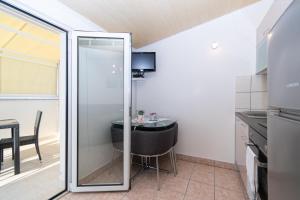 Kuchyň nebo kuchyňský kout v ubytování Apartment Mandre 4093b
