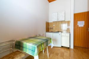 a small kitchen with a table and a sink at Studio Mandre 4101b in Kolan
