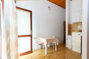 una pequeña cocina con mesa y ventana en Studio Mandre 4101c en Kolan