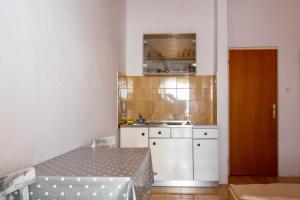 Kuchyň nebo kuchyňský kout v ubytování Apartments by the sea Mandre, Pag - 4101 + 30 fotografií