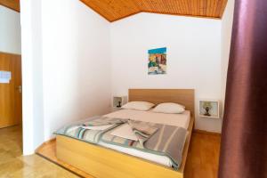 Postel nebo postele na pokoji v ubytování Apartments by the sea Mandre, Pag - 4101