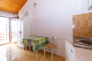 Kuchyň nebo kuchyňský kout v ubytování Apartments by the sea Mandre, Pag - 4101