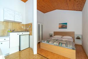 Postel nebo postele na pokoji v ubytování Apartments by the sea Mandre, Pag - 4101
