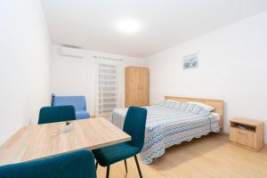 Postel nebo postele na pokoji v ubytování Apartments by the sea Mandre, Pag - 3084