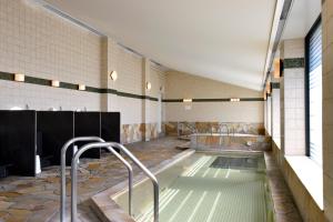 ein Bad mit einem Pool mit Wasser in der Unterkunft Okura Chiba Hotel in Chiba