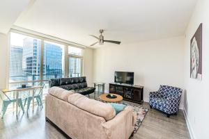 Posezení v ubytování 1BR Uptown Charlotte Furnished Apartments apts