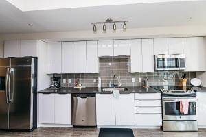 Η κουζίνα ή μικρή κουζίνα στο 1BR Uptown Charlotte Furnished Apartments apts