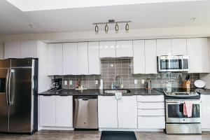 Kuchyň nebo kuchyňský kout v ubytování 1BR Uptown Charlotte Furnished Apartments apts
