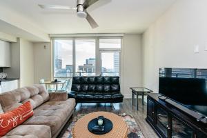 TV a/nebo společenská místnost v ubytování 1BR Uptown Charlotte Furnished Apartments apts