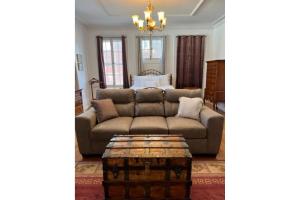 uma sala de estar com um sofá e uma cama em Grand Old White Capitol Executive Suite em Charleston