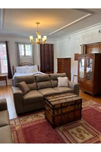 sala de estar con sofá y cama en Grand Old White Capitol Executive Suite, en Charleston