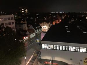 Taunus top floor Balkon Altstadt Messe Frankfurt 10 min في أوبروسل: اطلالة على المدينة ليلا