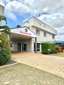 バンダバーグにあるBoulevard Lodge Bundabergのボイラーヤードロッジを読む看板のある建物