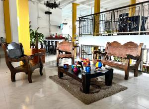 een woonkamer met stoelen en een tafel met vazen erop bij Hotel Boutique Mirador Las Palmas in Honda
