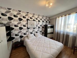 レ・サ​​ーブル・ドロンヌにあるAppartement Les Sables-d'Olonne, 3 pièces, 4 personnes - FR-1-197-143のベッドルーム1室(ベッド1台付)、壁にハートが備わります。