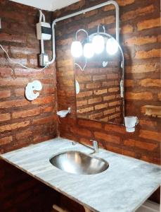 een badkamer met een wastafel en een spiegel bij Antü in Puerto Pirámides