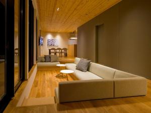 uma sala de estar com um sofá e uma mesa em Rakuten STAY VILLA Aso Kurokawa -102 1LDK Capacity of 6 persons em Minamioguni