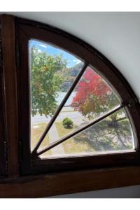 una ventana con vistas a un árbol rojo en Grand Old White Artist's Loft, en Charleston