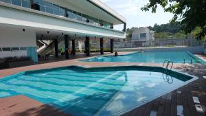 Desaru Brown House Pool-Table Tennis-KTV-BBQ-Netflix-Home Theatre في كوتا تينجي: مسبح كبير امام مبنى