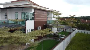 eine Luftansicht eines Hauses mit Garten in der Unterkunft Desaru Brown House Pool-Table Tennis-KTV-BBQ-Netflix-Home Theatre in Kota Tinggi