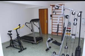 - une salle de sport avec deux vélos d'exercice et un tapis de course dans l'établissement Flat Bela Vista, à Macaé