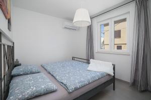 Un dormitorio con dos camas y una ventana en House Luxury Konforta, en Brodarica