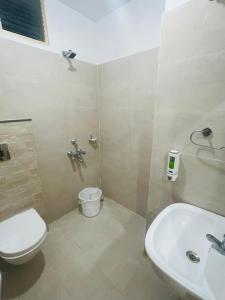 uma casa de banho com um WC e um lavatório em Royal Beach International em Puri