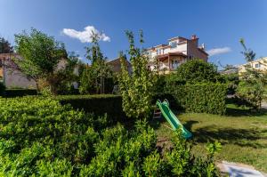 Vonkajšia záhrada v ubytovaní Apartment Benzon