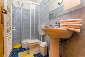 Kúpeľňa v ubytovaní Apartment Benzon + 36 fotografií