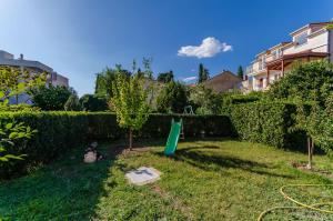 Vonkajšia záhrada v ubytovaní Apartment Benzon