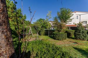 Vonkajšia záhrada v ubytovaní Apartment Benzon