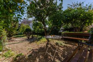 Vonkajšia záhrada v ubytovaní Apartment Benzon