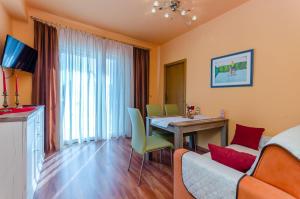 Televízia a/alebo spoločenská miestnosť v ubytovaní Apartment Benzon