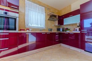 Kuchyňa alebo kuchynka v ubytovaní Apartment Benzon